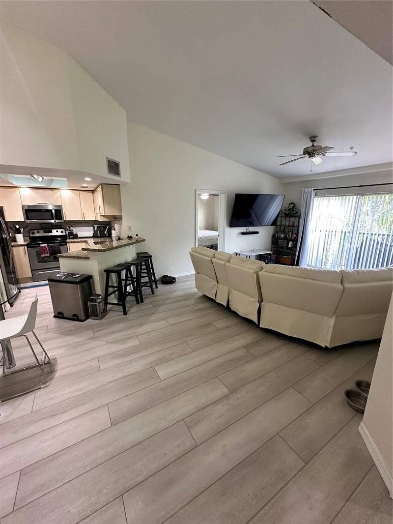2 bedroom Condominium at 2131 SE 10th Avenue #1120, Village East, Fort Lauderdale — photo 3