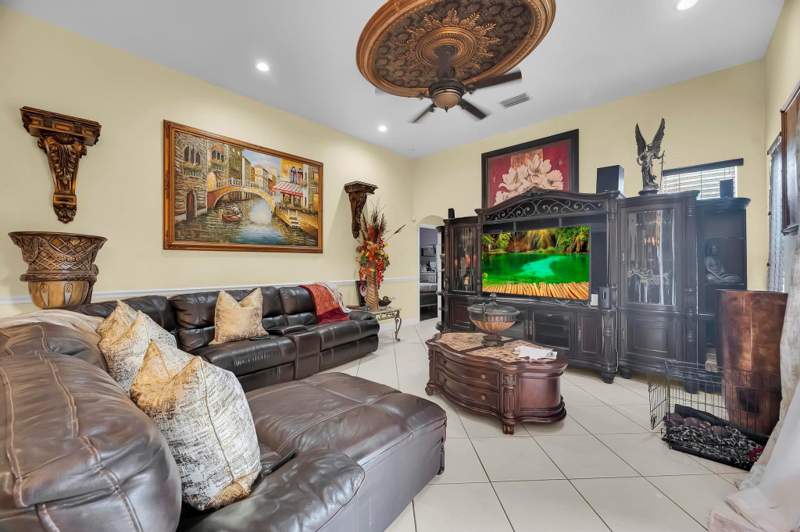 4 bedroom Single Family Residence at 624 SW Nichols Terrace, Port St Lucie Sec 09, Port St. Lucie — photo 3