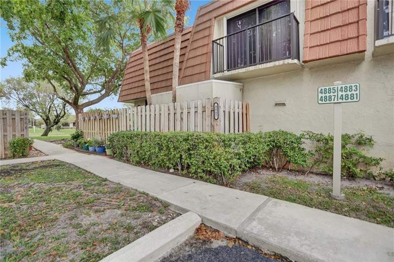 3 bedroom Townhouse at 4887 NW 94th Terrace #4887, Evergreen Lakes, Sunrise — photo 2