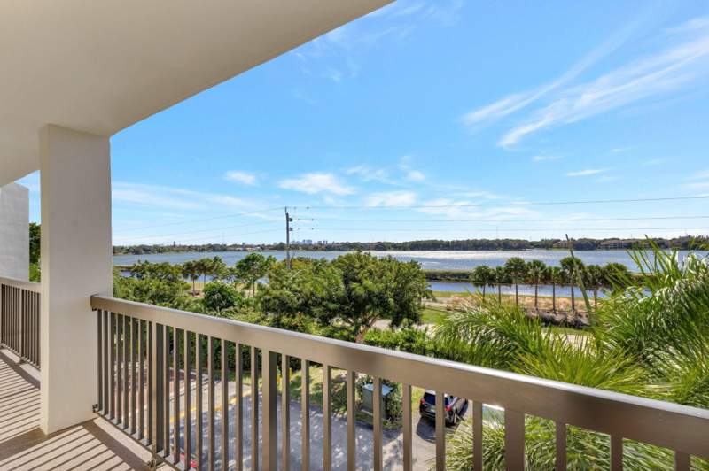 2 bedroom Condominium at 115 Lake Emerald Drive #403, Lake Emerald, Oakland Park — photo 3