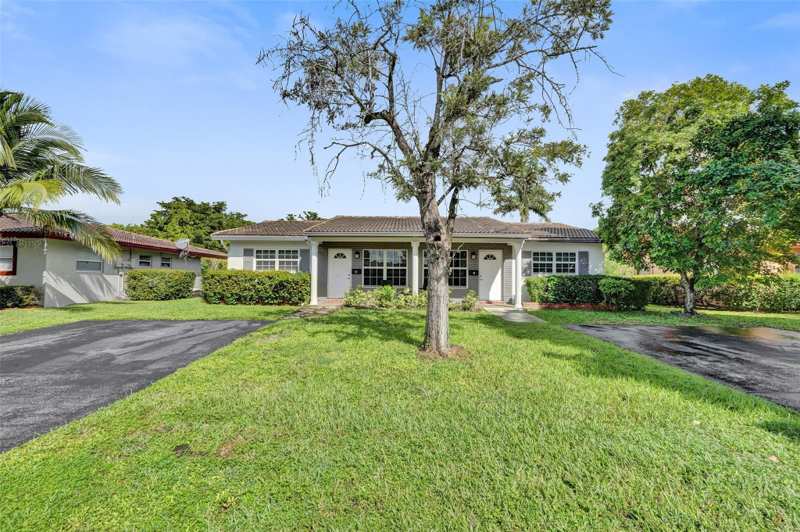 4 bedroom Single Family Residence at 4017 Woodside Drive, The Dells 64-40 B, Coral Springs — photo 1