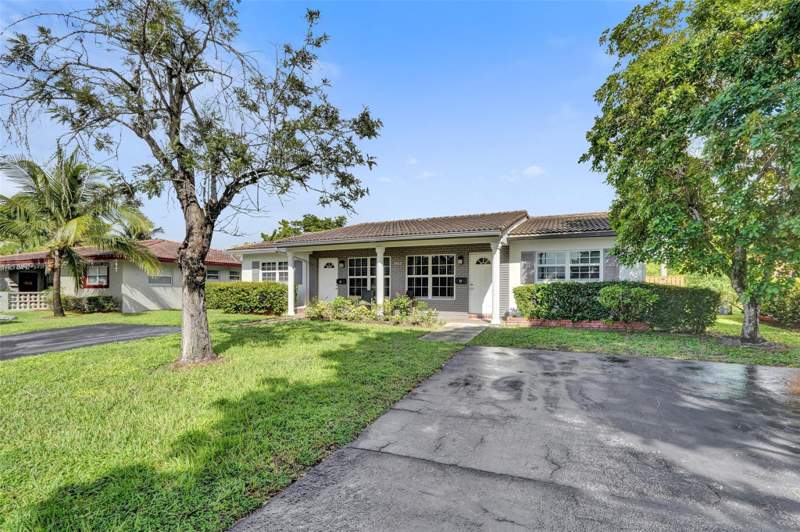 4 bedroom Single Family Residence at 4017 Woodside Drive, The Dells 64-40 B, Coral Springs — photo 2