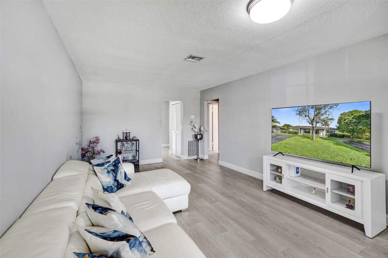 4 bedroom Single Family Residence at 4017 Woodside Drive, The Dells 64-40 B, Coral Springs — photo 5