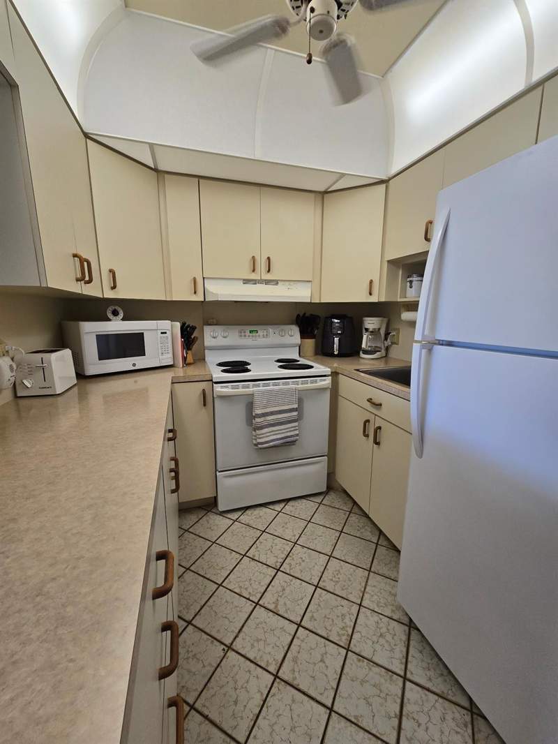 1 bedroom Condominium at 111 Lyndhurst E #111, Century Village, Deerfield Beach — photo 5