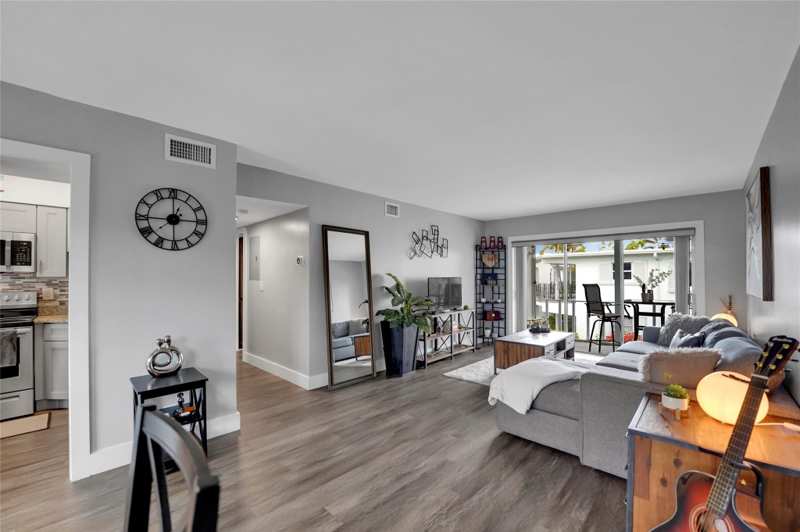 1 bedroom Stock Cooperative at 2161 NE 42nd Court #215, Venetian Park, Lighthouse Point — photo 1