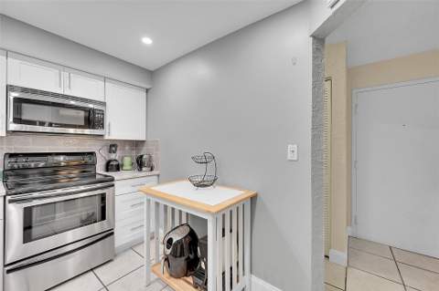 3909 N Ocean Boulevard #108, Fort Lauderdale FL - photo 9 of 37