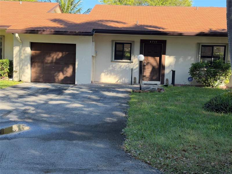 2 bedroom Condominium at 6711 S Parkway Drive #2-10, Venetian Lakes, Margate — photo 3