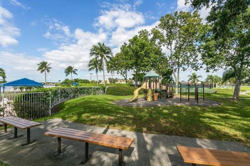 4 bedroom Single Family Residence at 6602 Geneva Street, Spinnaker Bay At Lake Cha, Lake Worth — photo 4