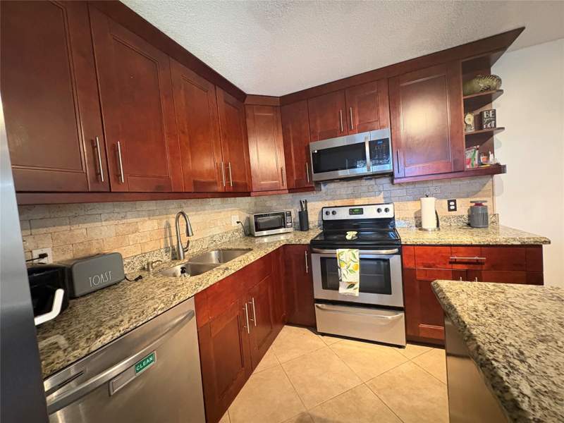 2 bedroom Townhouse at 294 Arabian Road #294, Lakewood First, Palm Springs — photo 5
