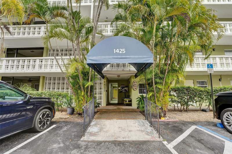 1 bedroom Condominium at 1425 Arthur Street #202A, Santa Monica Condominium, Hollywood — photo 3