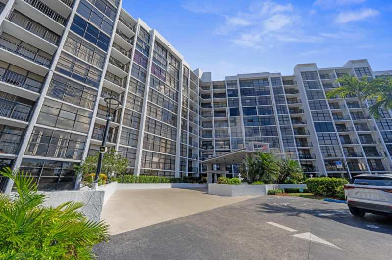 1 bedroom Condominium at 600 Parkview Drive #1111 (Ph11), The Towers of Oceanview, Hallandale Beach — photo 1