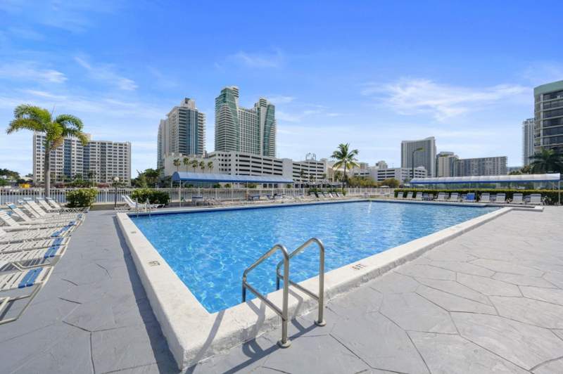 1 bedroom Condominium at 600 Parkview Drive #1111 (Ph11), The Towers of Oceanview, Hallandale Beach — photo 3