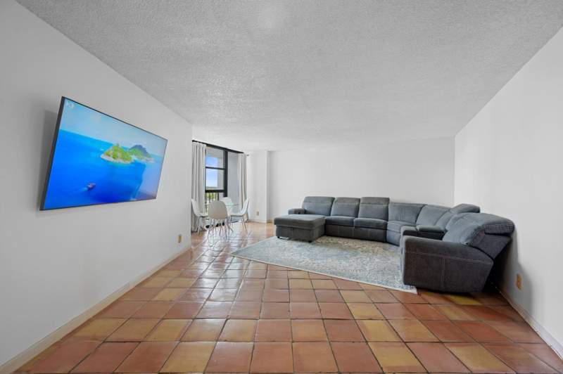 1 bedroom Condominium at 600 Parkview Drive #1111 (Ph11), The Towers of Oceanview, Hallandale Beach — photo 4