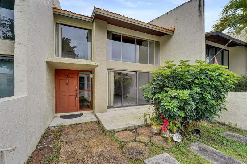 3 bedroom Townhouse at 750 E Coco Plum Circle #2, Majestic View, Plantation — photo 2