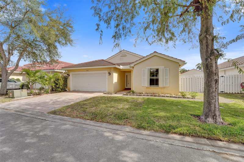 3 bedroom Single Family Residence at 4966 SW 33rd Terrace, Banyan Oakridge Plat, Hollywood — photo 1