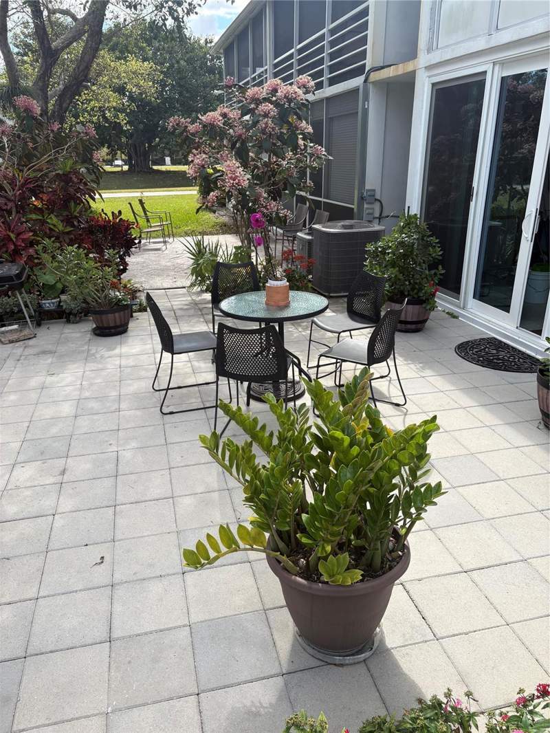 2 bedroom Condominium at 211 N Oakridge #211, Oakridge N/Century Villge, Deerfield Beach — photo 4