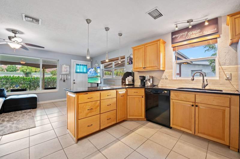 3 bedroom Single Family Residence at 5554 SW 6th Street, Margate Estates Sec 1 50-, Margate — photo 4