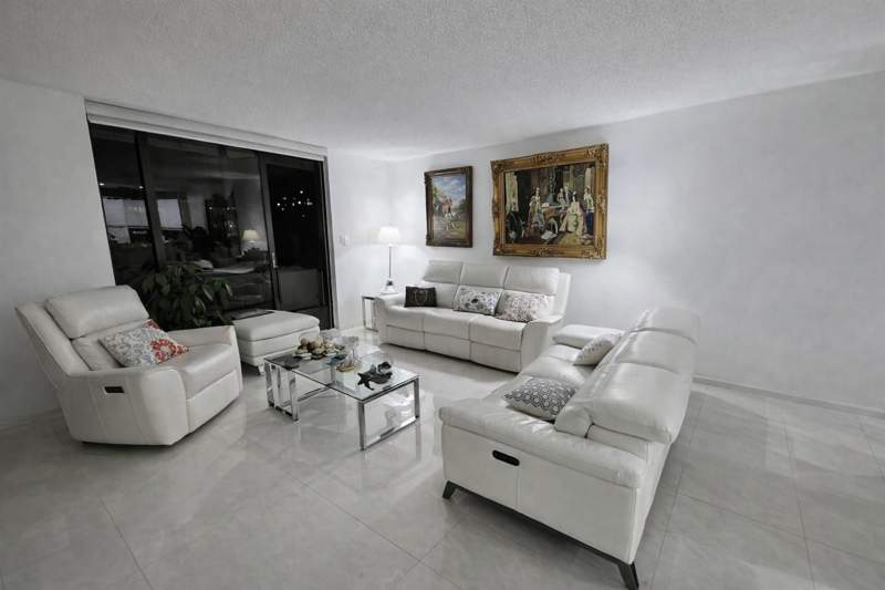 1 bedroom Condominium at 2500 Parkview Drive #403, The Olympus, Hallandale Beach — photo 3