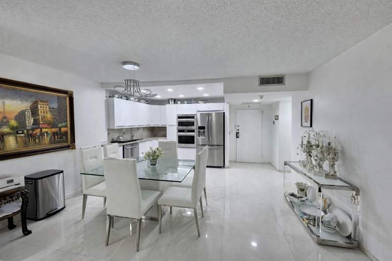 1 bedroom Condominium at 2500 Parkview Drive #403, The Olympus, Hallandale Beach — photo 4