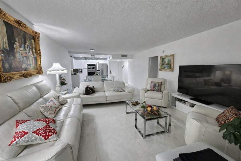 1 bedroom Condominium at 2500 Parkview Drive #403, The Olympus, Hallandale Beach — photo 5
