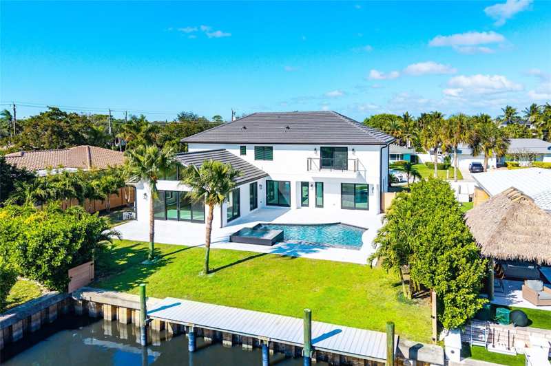 5 bedroom Single Family Residence at 8 Leeward Circle, Country Club Point, Jupiter — photo 1