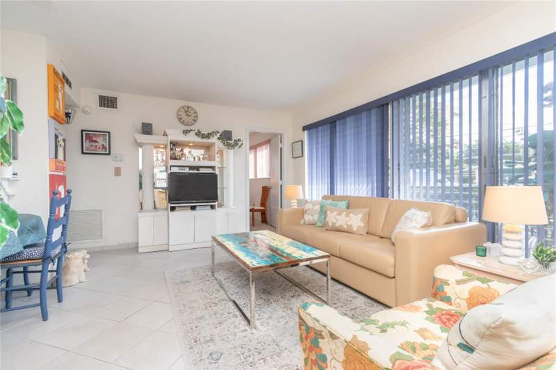 2 bedroom Stock Cooperative at 1035 SE 15th Street #10B, Cliff Lake Villas, Fort Lauderdale — photo 2