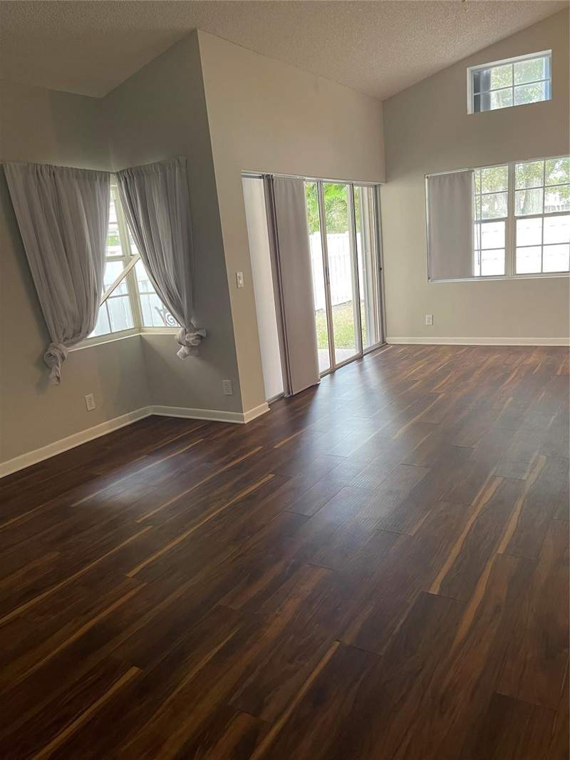 2 bedroom Single Family Residence at 480 Somerset Way, Sector 5 - Prcl 26 142-42, Weston — photo 4