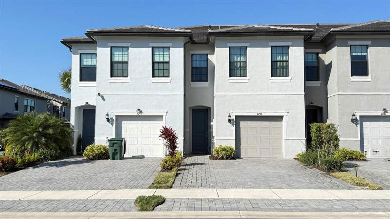3 bedroom Townhouse at 2293 S Appleton Circle, Oak Tree, Oakland Park — photo 2
