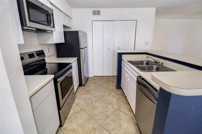 1 bedroom Condominium at 777 Riverside Drive #1516, Savannah At Riverside, Coral Springs — photo 3