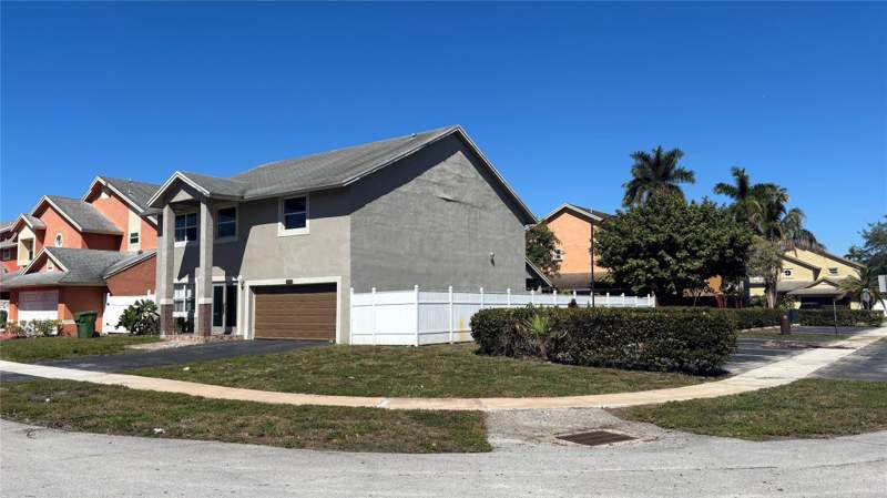 4 bedroom Single Family Residence at 9711 SW 13th Street, Lakeside South Phase Two, Pembroke Pines — photo 2