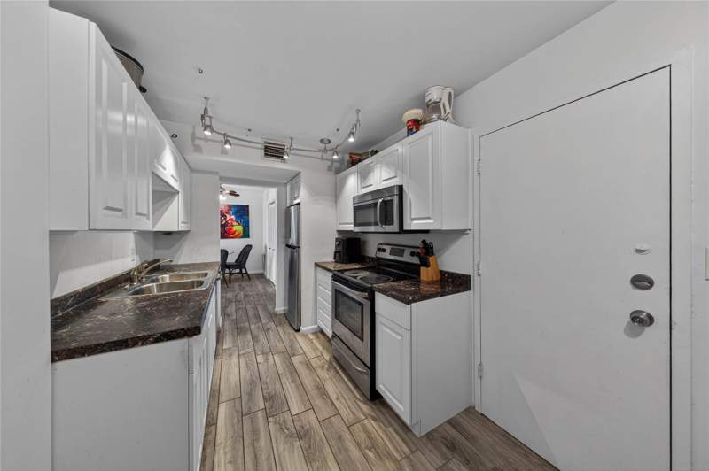 1 bedroom Condominium at 4400 Hillcrest Drive #704, Hillcrest No.21, Hollywood — photo 4