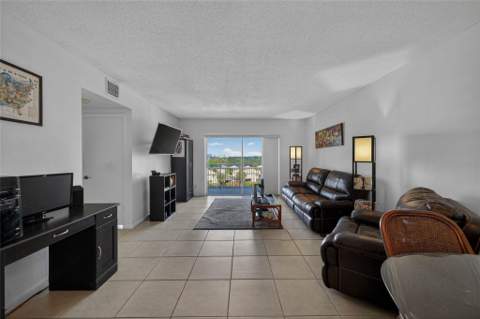 4400 Hillcrest Drive #704, Hollywood FL - photo 7 of 23