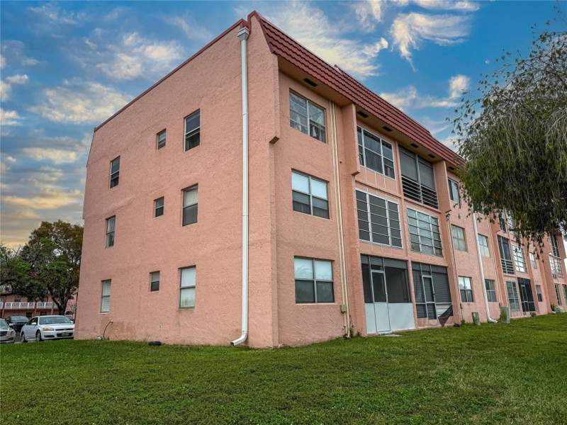2 bedroom Condominium at 9460 Sunrise Lake Boulevard #212, Sunrise Lakes, Sunrise — photo 2