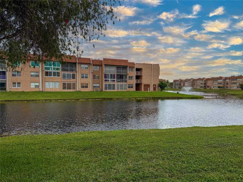 2 bedroom Condominium at 9460 Sunrise Lake Boulevard #212, Sunrise Lakes, Sunrise — photo 3