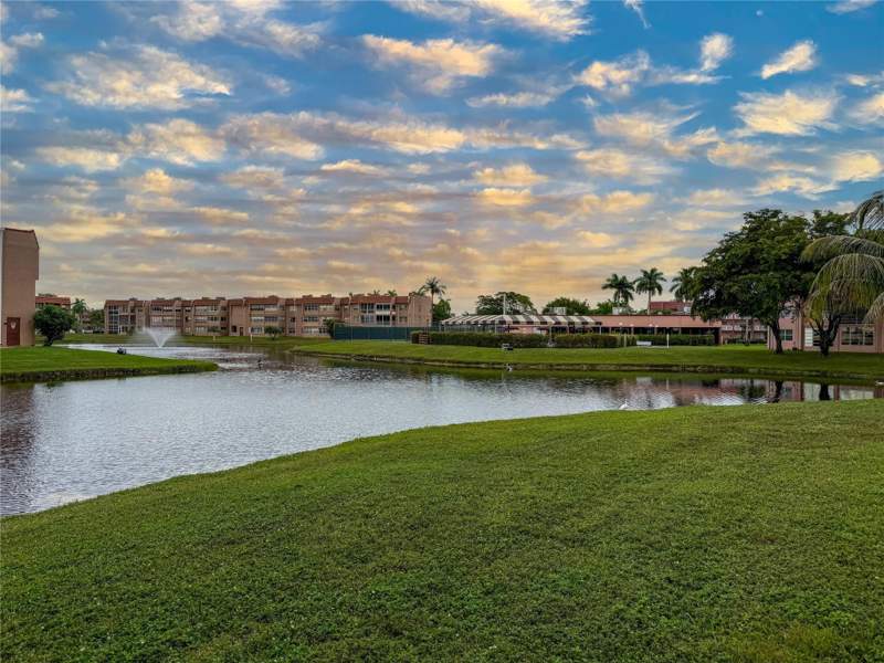 2 bedroom Condominium at 9460 Sunrise Lake Boulevard #212, Sunrise Lakes, Sunrise — photo 4