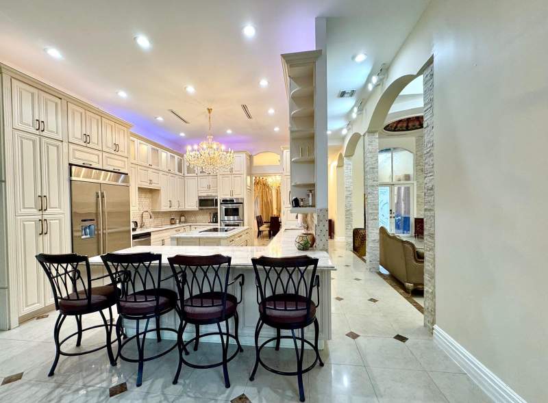 5 bedroom Single Family Residence at 5981 SW 37th Terrace, Stirling Oaks Estates 77-, Fort Lauderdale — photo 3