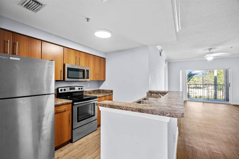 3 bedroom Condominium at 5880 W Sample Road #307, Poinciana, Coral Springs — photo 2
