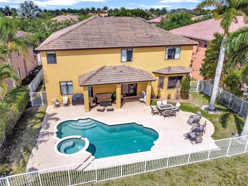 5 bedroom Single Family Residence at 3872 W Hibiscus Street, Isles At Weston 171-40 B, Weston — photo 2