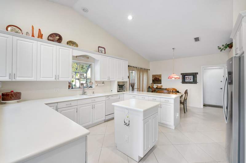 4 bedroom Single Family Residence at 1300 NW 97th Terrace, Maplewood, Coral Springs — photo 3