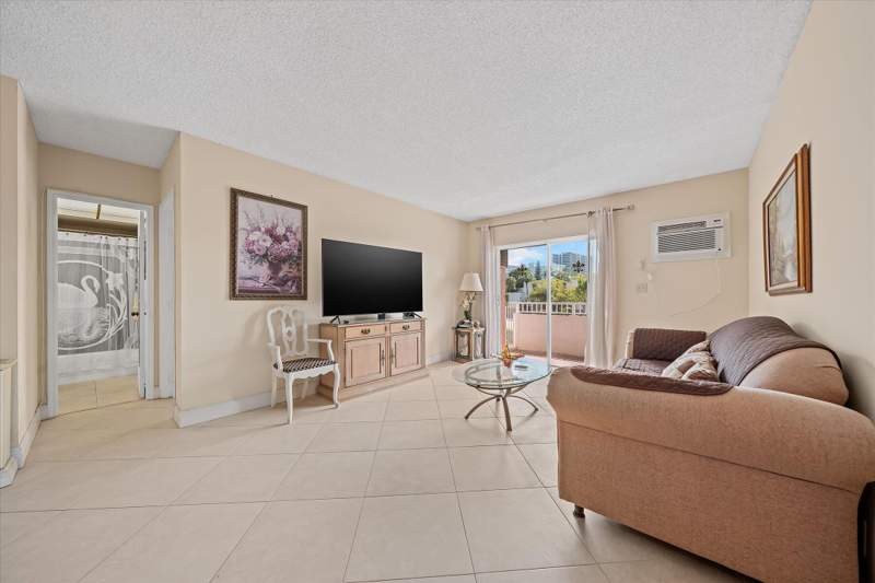 1 bedroom Condominium at 3201 NE 14th Street Causeway #209, Leisure Shore, Pompano Beach — photo 4