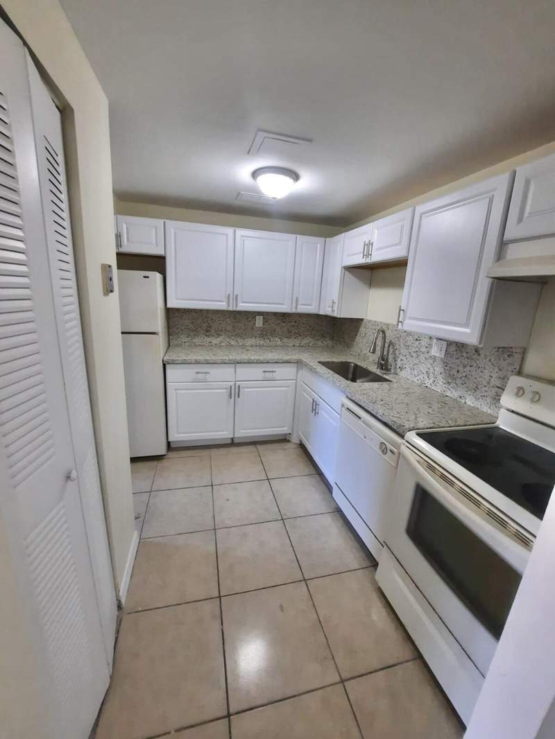 2 bedroom Condominium at 409 Executive Center Drive #208, Clear Lake Palms Condominium, West Palm Beach — photo 2