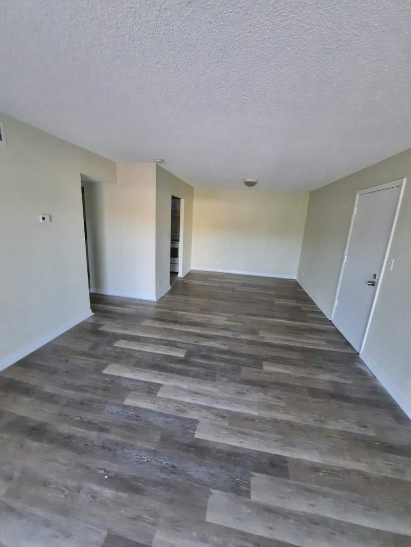 2 bedroom Condominium at 409 Executive Center Drive #208, Clear Lake Palms Condominium, West Palm Beach — photo 4