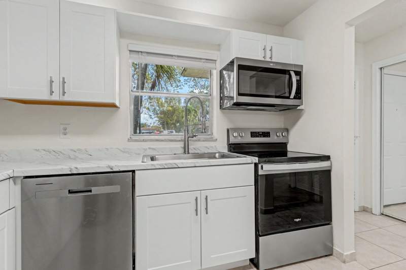 2 bedroom Townhouse at 437 SW Natura Avenue #F, Natura, Deerfield Beach — photo 3