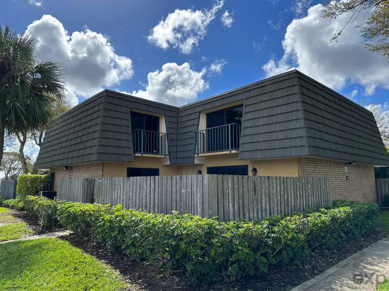 2 bedroom Townhouse at 1008 10th Way, Village Of Sandalwood Lakes 1, West Palm Beach — photo 1