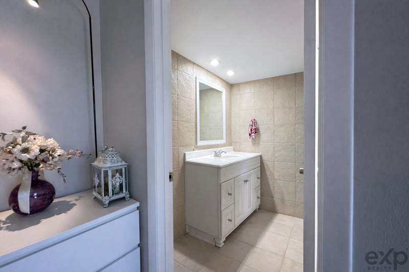 2 bedroom Townhouse at 1008 10th Way, Village Of Sandalwood Lakes 1, West Palm Beach — photo 5
