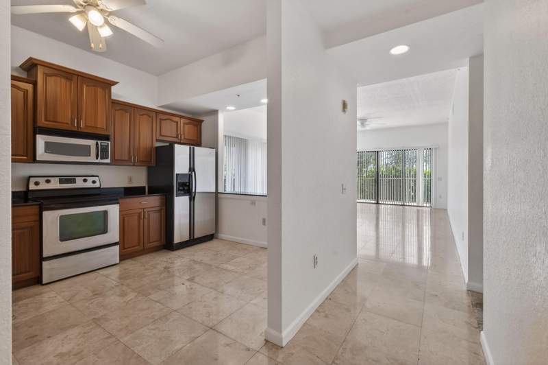 2 bedroom Condominium at 1650 Presidential Way #210, Park Place Condominium, West Palm Beach — photo 4