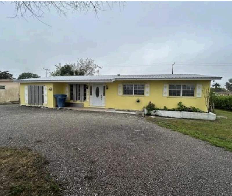 3 bedroom Single Family Residence at 740 SE 2nd Street, Braddocks Add To B G, Belle Glade — photo 2