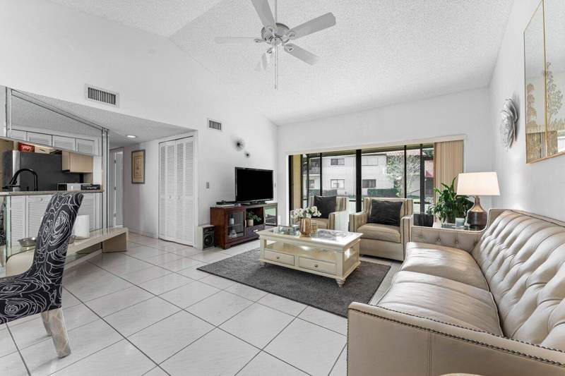 2 bedroom Condominium at 10 Via De Casas Sur #104, South Lake Condo, Boynton Beach — photo 4