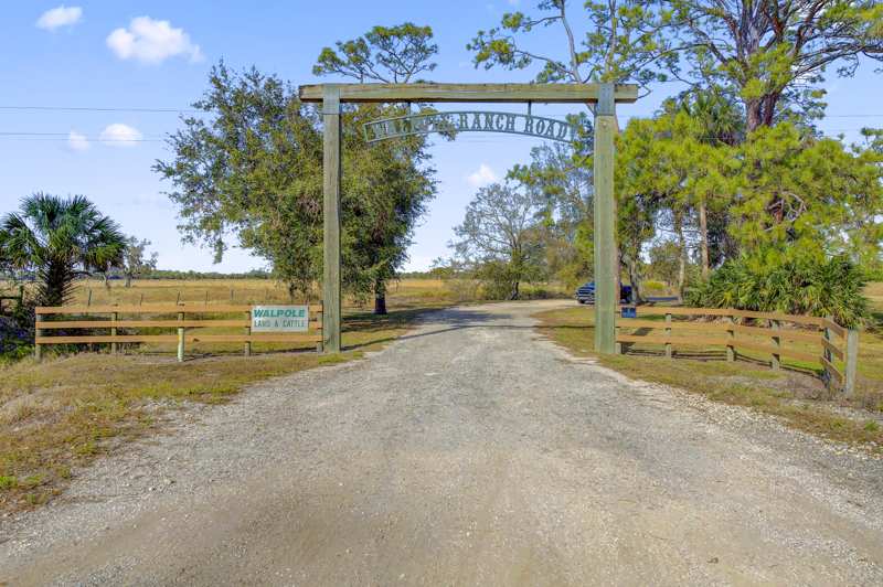 9 bedroom Single Family Residence at 30003 SW Martin Highway, Okeechobee, Okeechobee — photo 1