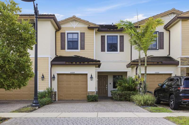 2 bedroom Townhouse at 5884 Mustang Manor, Trotters Chase, Davie — photo 3